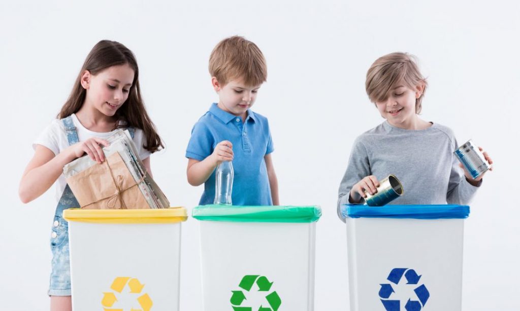 dzieci przy specjalnych pojemnikach do segregacji odpadów