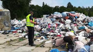policja kontroluje dzikie wyspisko śmieci
