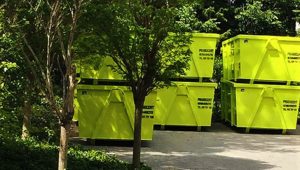 sześć kontenerów na odpady zielone